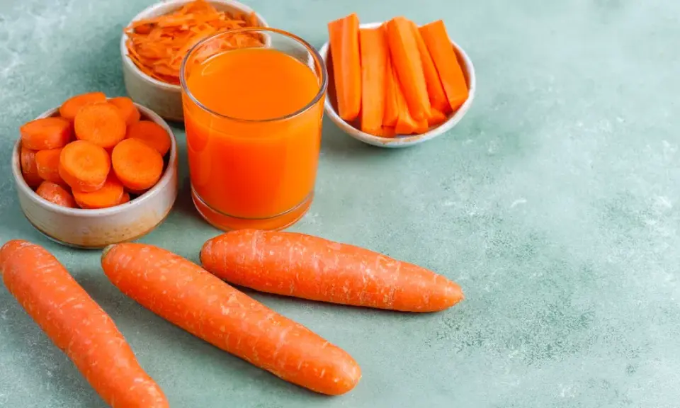 Carottes entières, coupées en rondelles, en bâtonnets et râpées, avec un verre de jus. Un concentré de **bêta-carotène** pour la vitalité.