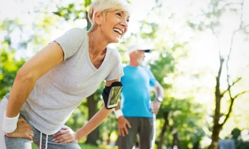 Glückliche Frau und Mann beim Joggen im Alter im Park. Sie genießen die Natur und die Bewegung.