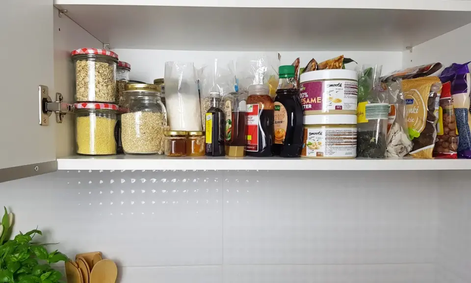 Wszystko na swoim miejscu: płatki owsiane, kasza, miód, masło orzechowe i inne produkty tworzą idealny porządek w kuchni.