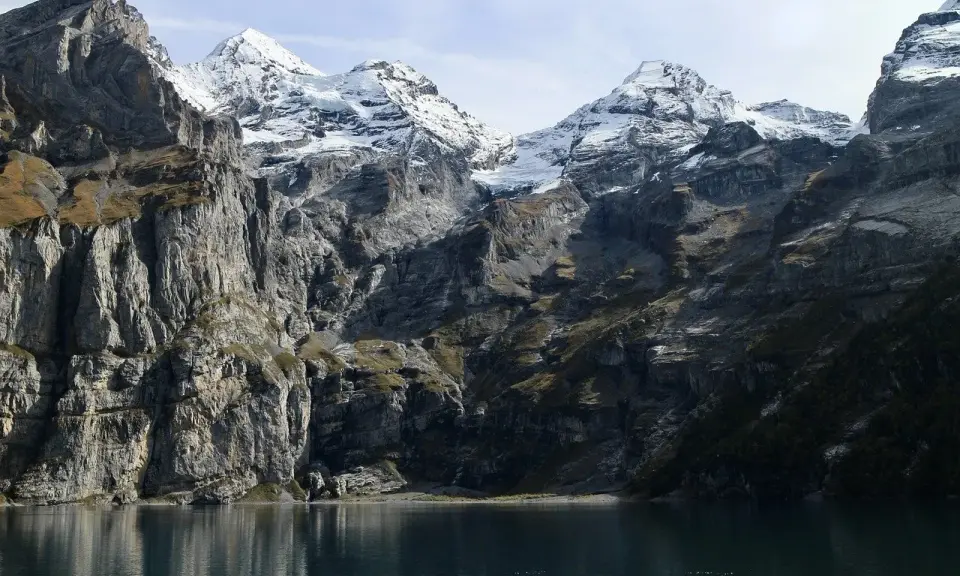 Majestatyczne, ośnieżone szczyty górskie nad spokojnym jeziorem. Niezapomniane tatry atrakcje dla każdego miłośnika przyrody.