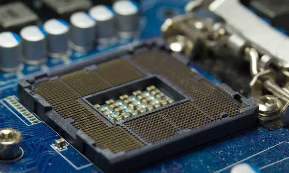 La carte mère bleue avec son socket vide, prêt à accueillir le processeur. Un aperçu pour mieux connaitre son processeur.