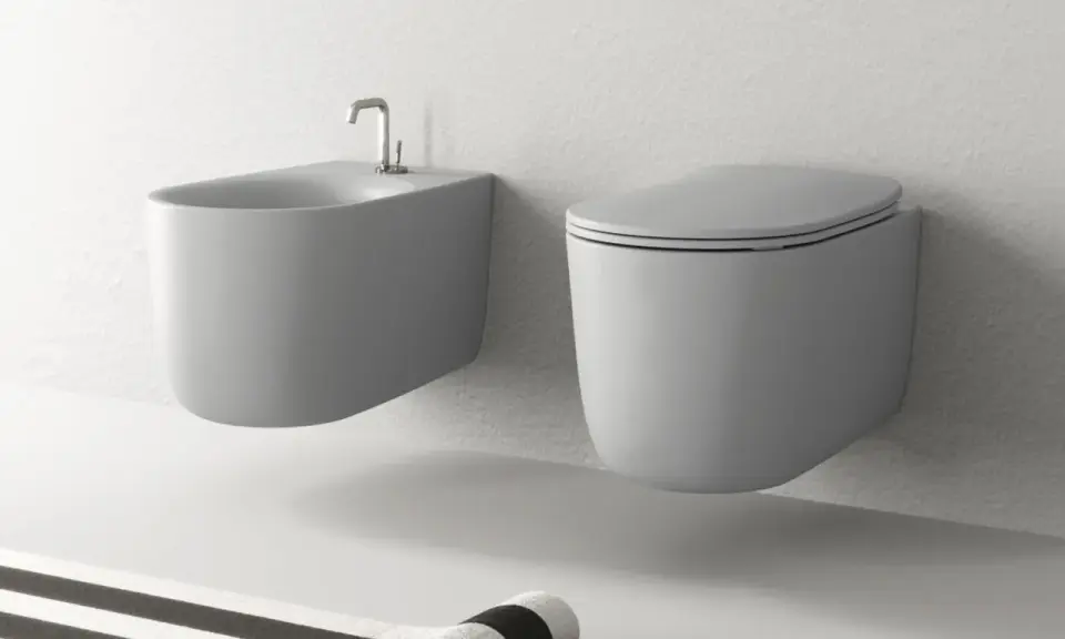 Sanitari filo muro: bidet e vaso sospesi, design moderno. Nessun problema di installazione visibile, ma la pulizia potrebbe essere più complessa.