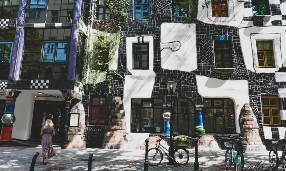 Kolorowy budynek Hundertwasserhaus w Wiedniu, idealne miejsce, gdzie kupić pamiątki.