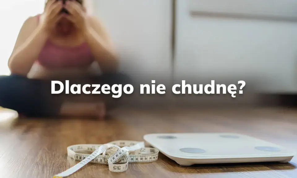 Zrezygnowana osoba siedzi na podłodze obok wagi i miarki, zastanawiając się: dlaczego nie mogę schudnąć?