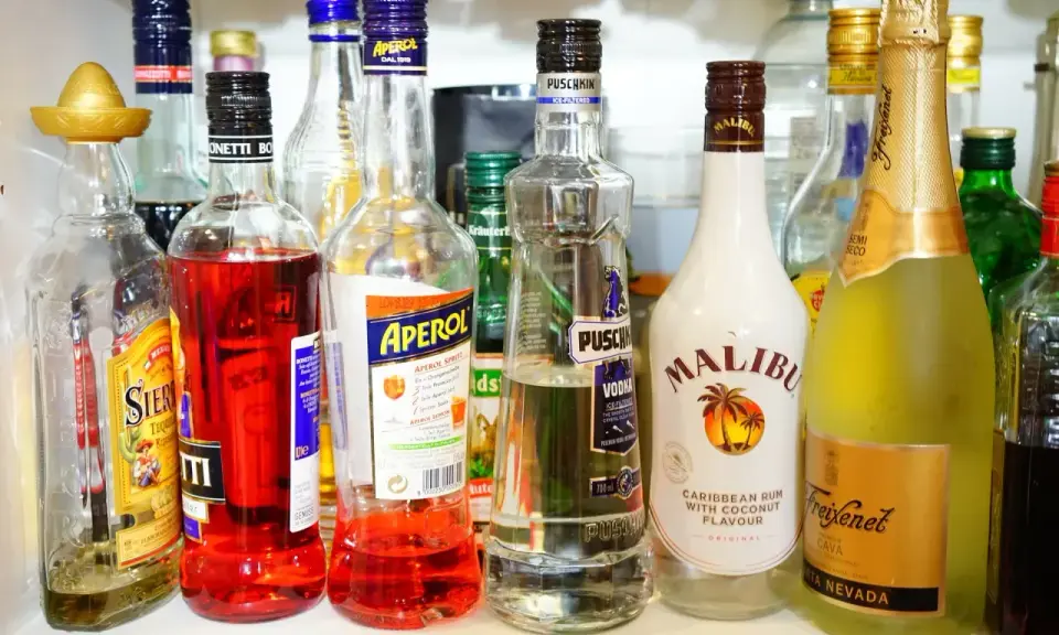 Różnorodne butelki alkoholi: Aperol, Malibu, Puschkin, Freixenet. Ile setka ma procent? To zależy od zawartości butelki!