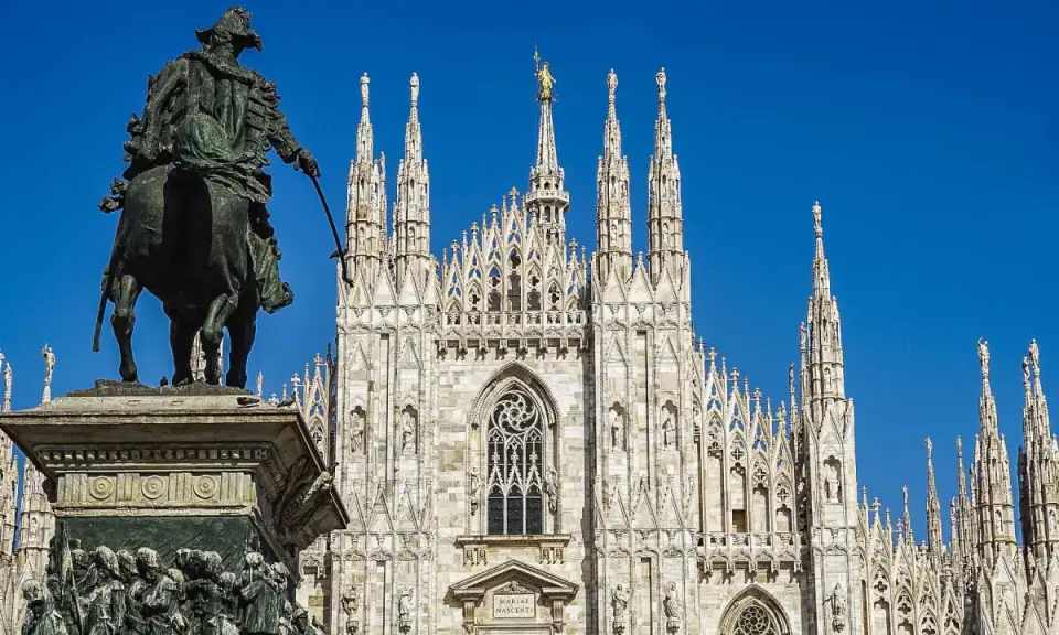 Statua equestre e Duomo di Milano, un'ottima idea per cosa visitare a Milano in un giorno.