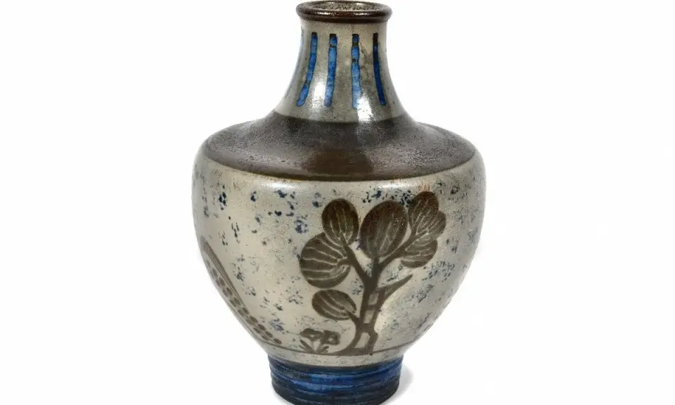 Vase en céramique de René Buthaud, décoré d'un arbre stylisé et de motifs bleus.