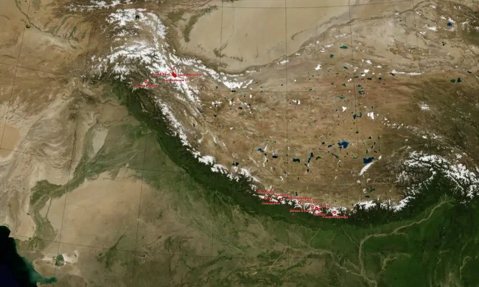Gdzie jest K2? Mapa satelitarna Himalajów z zaznaczonymi szczytami, w tym K2, Broad Peak, Nanga Parbat i Mount Everest.