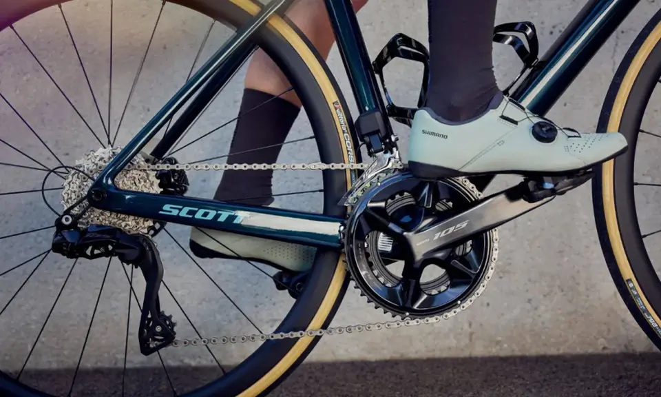Rower Scott z grupą osprzętu Shimano 105 szosa. Widoczny mechanizm korbowy, przerzutka tylna i kaseta.