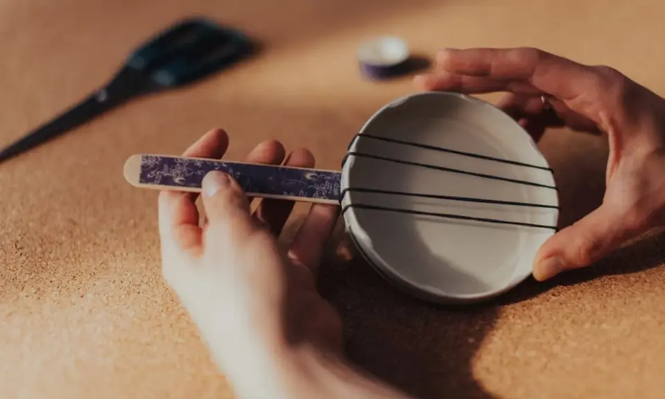 Jak zrobić instrument muzyczny do szkoły? Proste, z gumek i talerzyka.