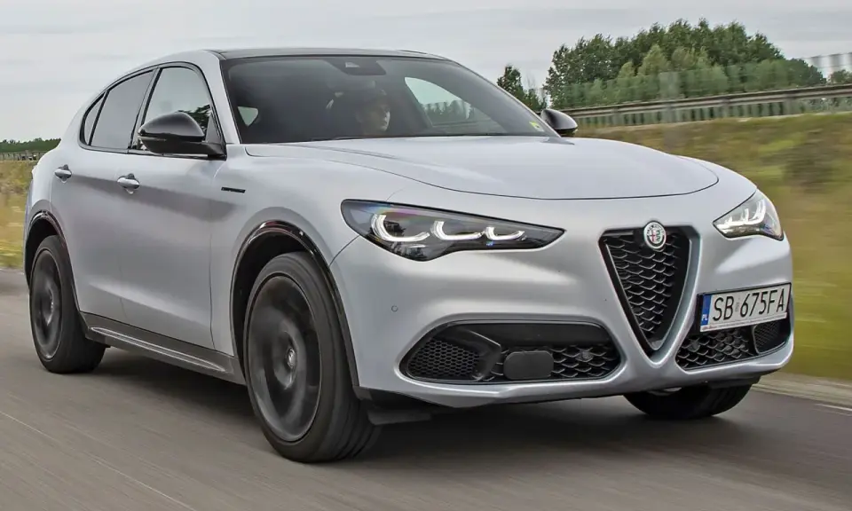 Srebrny Alfa Romeo Stelvio w ruchu. Sprawdź aktualną alfa romeo stelvio cena i wybierz swój wymarzony SUV.