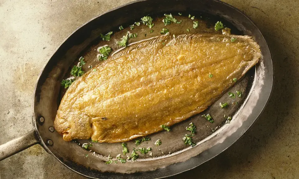 Un dorado lenguado a la meunière, recién salido de la sartén, con perejil picado.