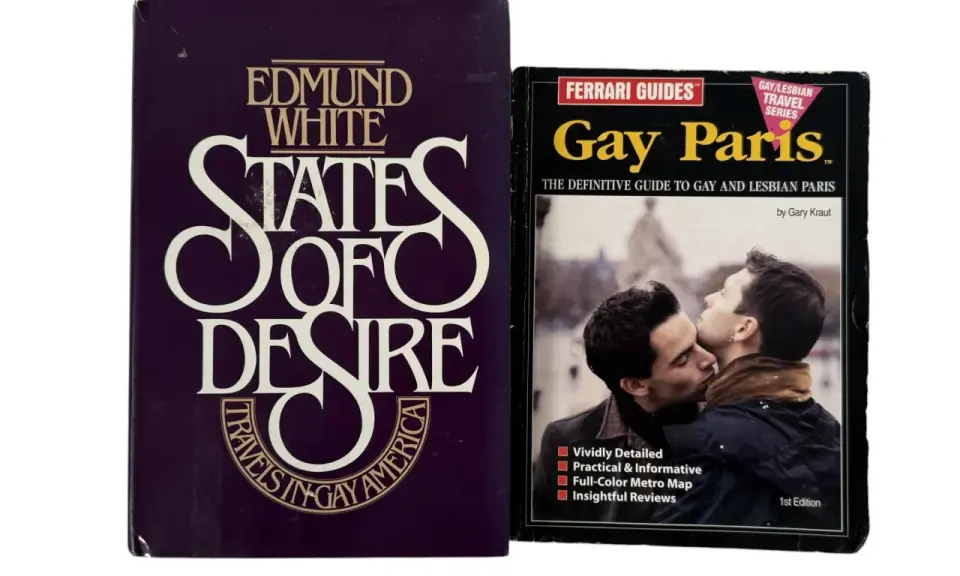 Dwie książki: "States of Desire: Travels in Gay America" Edmunda White'a i przewodnik "Gay Paris" z serii Ferrari Guides, który jest książką o gejach.