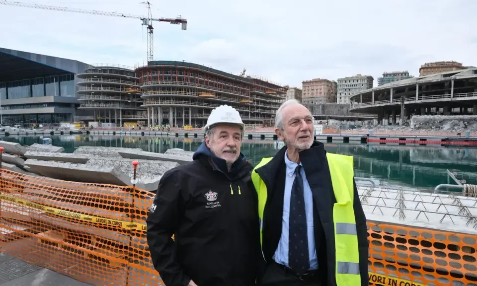 Renzo Piano a Genova, con il sindaco Marco Bucci, osserva il cantiere del waterfront.
