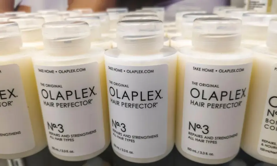Reihen von Olaplex Hair Perfector No. 3 Flaschen, die bei Haarausfall helfen.