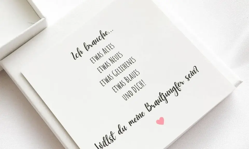Eine Karte mit der Aufschrift "Ich brauche... etwas Altes, Neues, Geliehenes, Blaues und DICH! Willst du meine Brautjungfer sein?" – eine lustige Art, die Trauzeugin zu fragen.