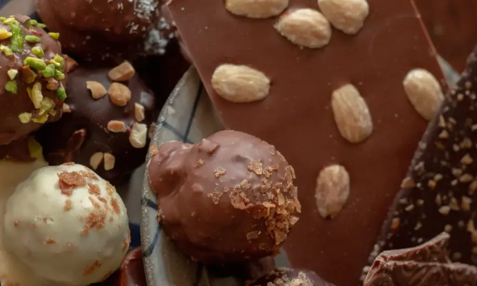 Assortiment de chocolats, dont des truffes pistaches et amandes, une spécialité Île-de-France gourmande.