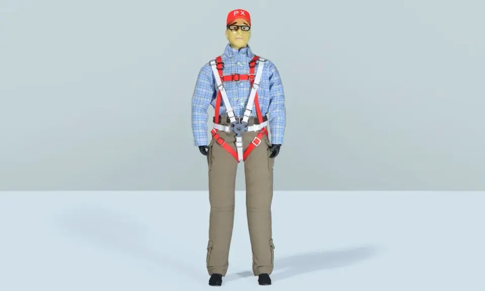 Eine detailreiche **Pilotenpuppe** mit kariertem Hemd, beige Hose und auffälligem roten Gurtzeug.