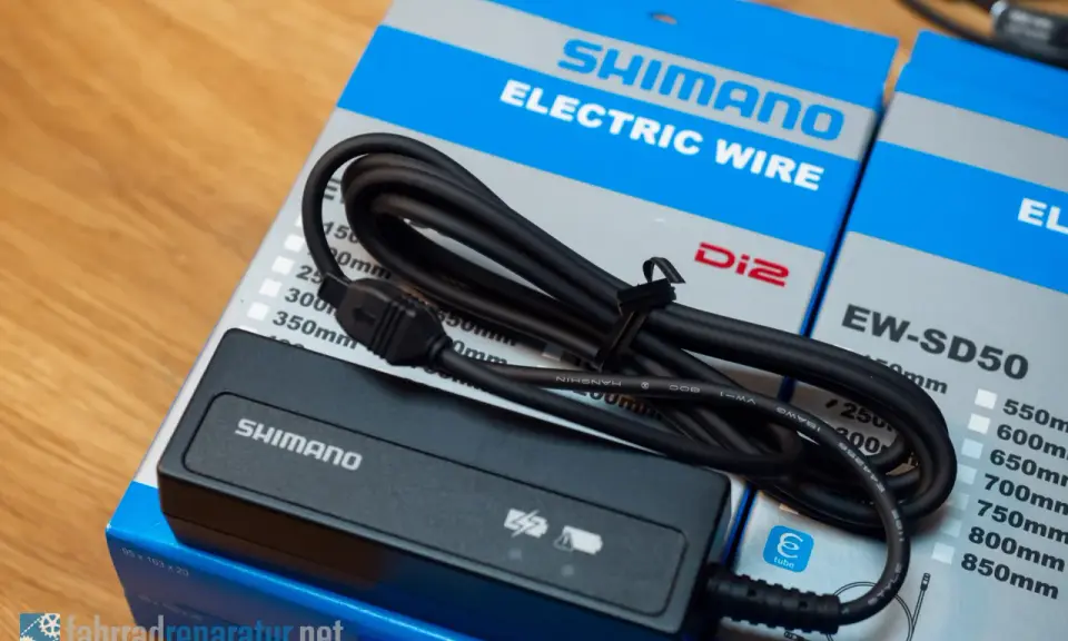 Shimano Di2 E-Tube Kabel und Ladegerät. Perfekt für die elektrische Schaltung.