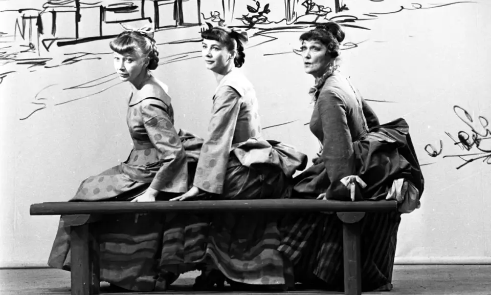 Trzy kobiety w historycznych strojach siedzą na ławce. Czy jedna z nich to guwernantka, która pilnuje porządku?