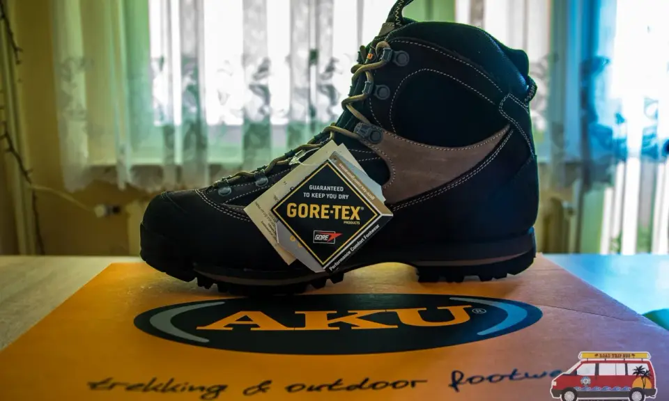 Nowe, solidne aku buty trekkingowe z membraną Gore-Tex, gotowe na każdą wyprawę.