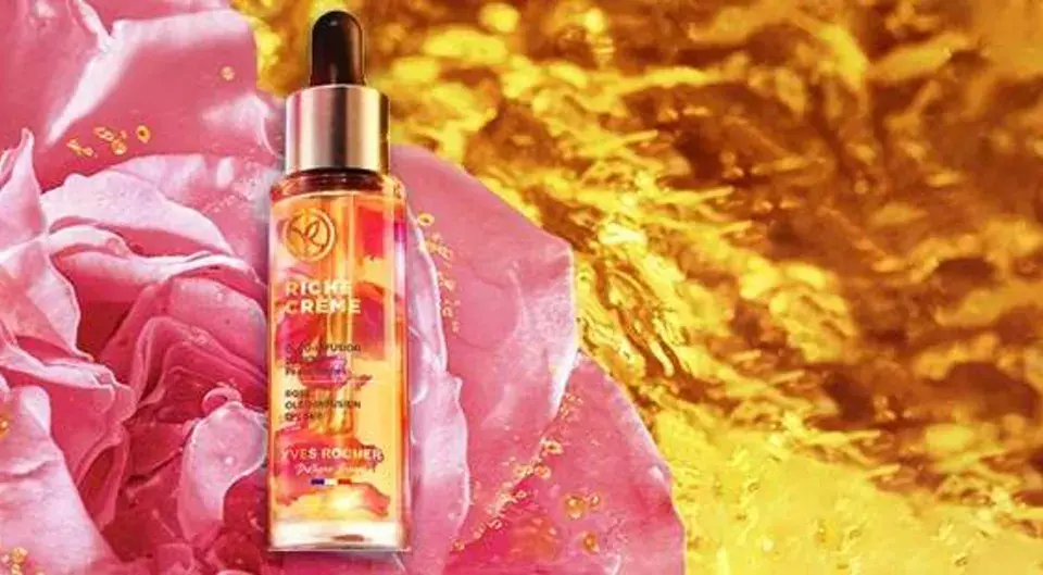 Flacon de **riche crème Yves Rocher** aux pétales de rose. Un choix luxueux pour votre peau.