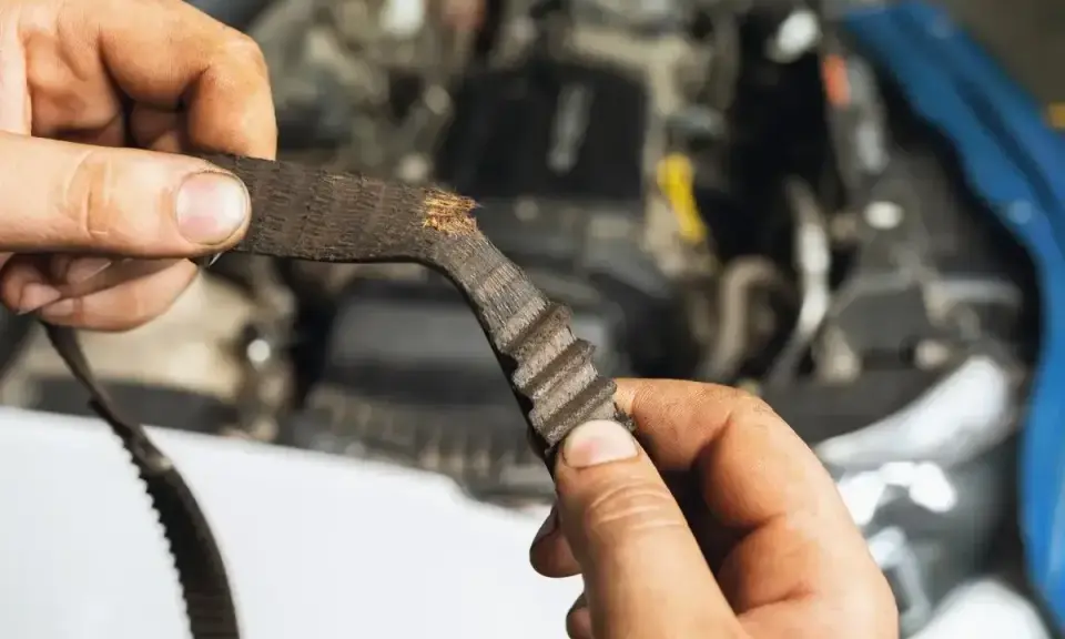 Zużyty pasek rozrządu w Toyocie Aygo 1.0. Wymiana rozrządu co ile? Sprawdź stan paska!
