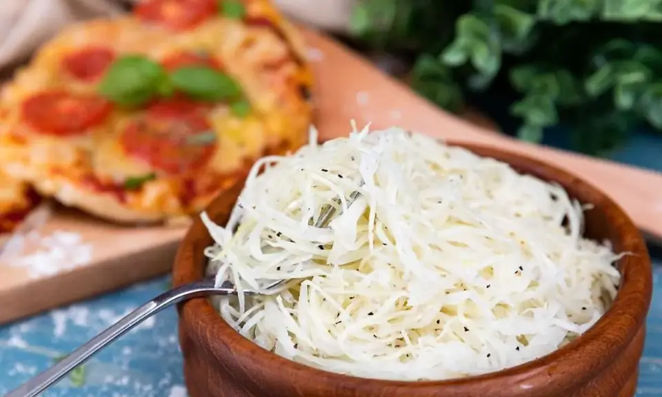 En skål med krispig pizzasallad, perfekt till din pizza. Här är ett enkelt pizzasallad recept.