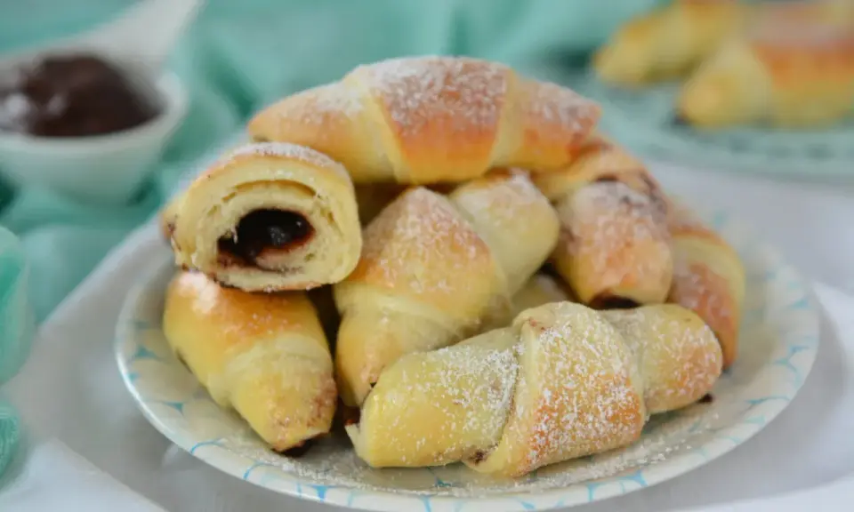 Rogaliki drożdżowe z czekoladą, posypane cukrem pudrem. Smak dzieciństwa, jak u babci!