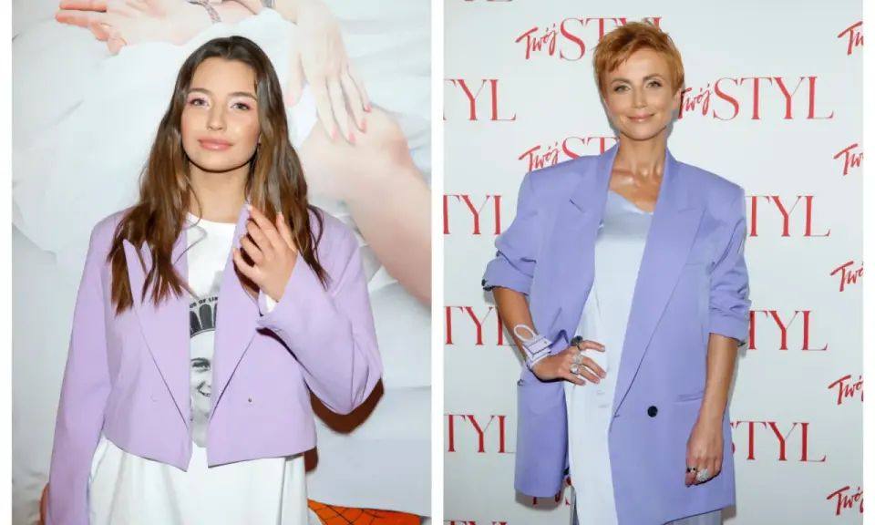Dwie kobiety w marynarkach w odcieniu **kolor lawendowy**. Jedna młoda, druga dojrzała, obie prezentują elegancki styl.