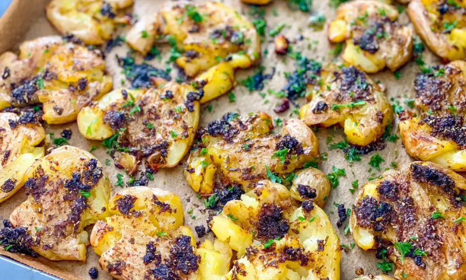 Knusprige, zerdrückte Pellkartoffeln vom Vortag mit Kräutern und Gewürzen, perfekt für leckere Rezepte.
