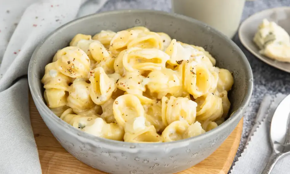 Orecchiette in cremiger Gorgonzola-Sauce, bestreut mit Pfeffer. Ein köstliches Nudelgericht, das Lust auf mehr macht.