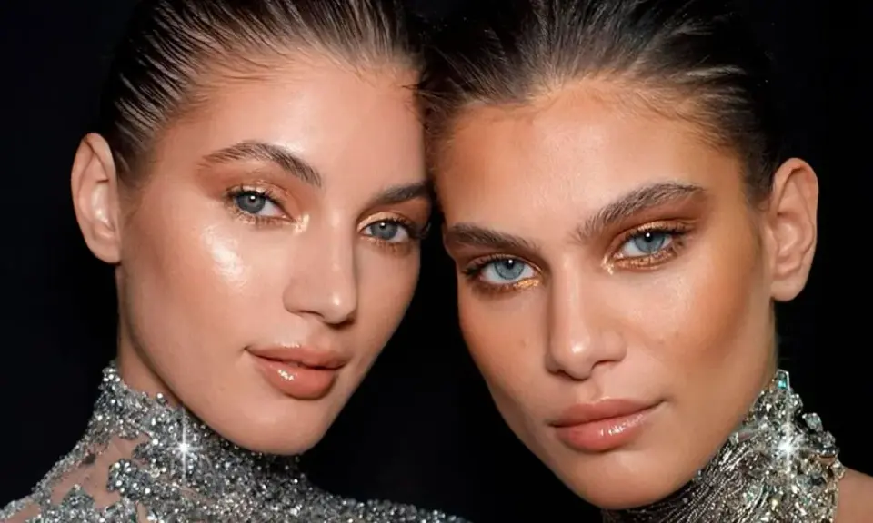 Dos modelos con maquillaje dorado en los ojos, ideal para saber como maquillar ojos grandes.