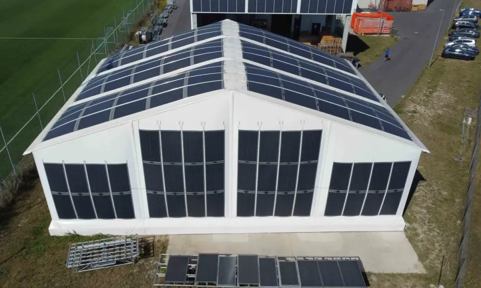 Ein Zeltdach mit Solarmodulen, das die Zukunft der solarenergie landwirtschaft zeigt.