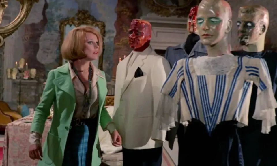 Una donna guarda con terrore manichini inquietanti in un film di Mario Bava.