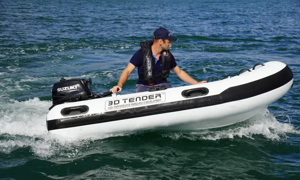 Un homme pilote un semi-rigide 3D TENDER avec un moteur Suzuki 60cv 4 temps. Avis sur ce moteur : performant et fiable.