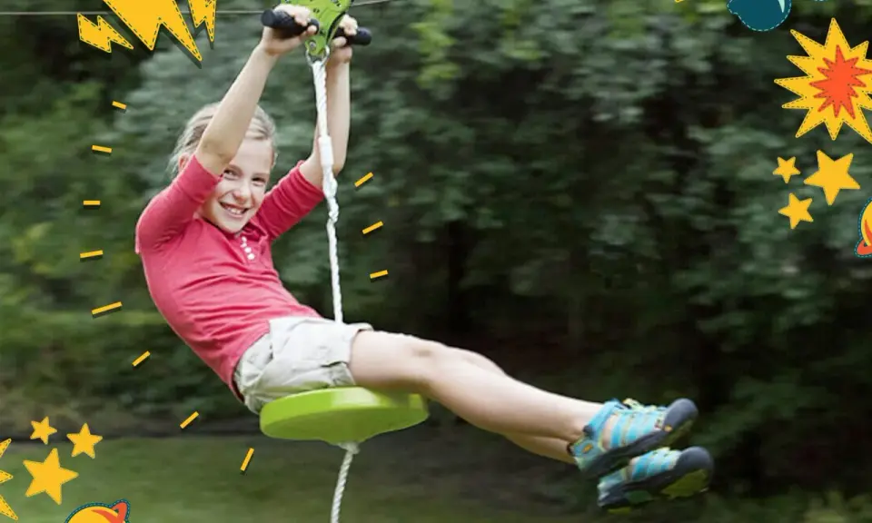 Glad tjej susar fram på lina, redo för äventyr ute till sommaren.