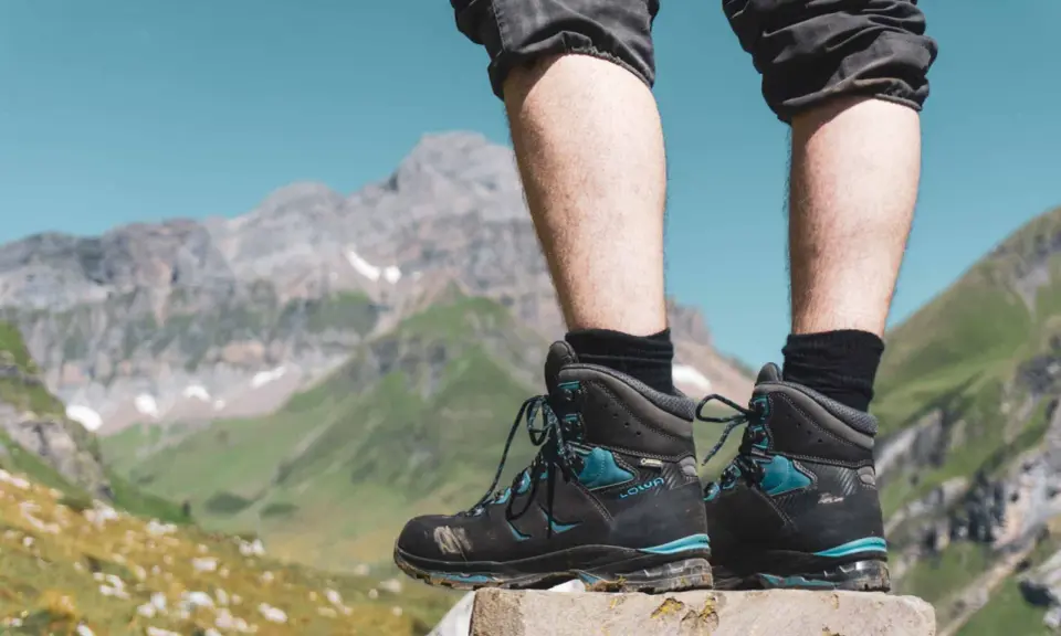 Wanderschuhe-Marken-Liste: Lowa-Stiefel bereit für den Aufstieg in den Bergen.