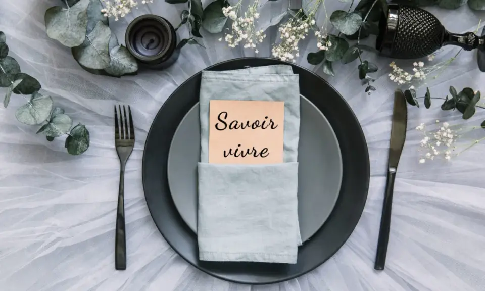 Eleganckie nakrycie stołu z kartką "Savoir vivre" - idealne na zaproszenia na ślub.