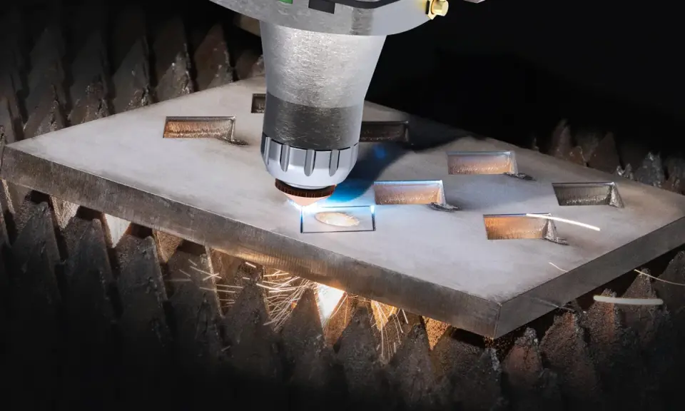 Macchina da taglio laser che crea forme precise su una lastra metallica. Il fascio luminoso e le scintille mostrano il **taglio termico**, un processo industriale avanzato.