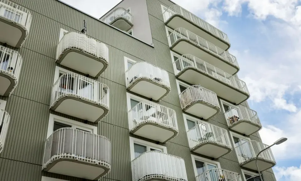 Modern lägenhetshus med många balkonger. Kanske dags att taxera om fastighet för att spegla dess värde?