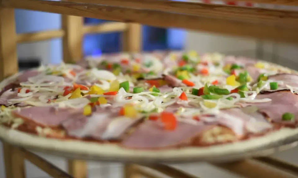Kolejnosc skladnikow na pizze: szynka, cebula, papryka.