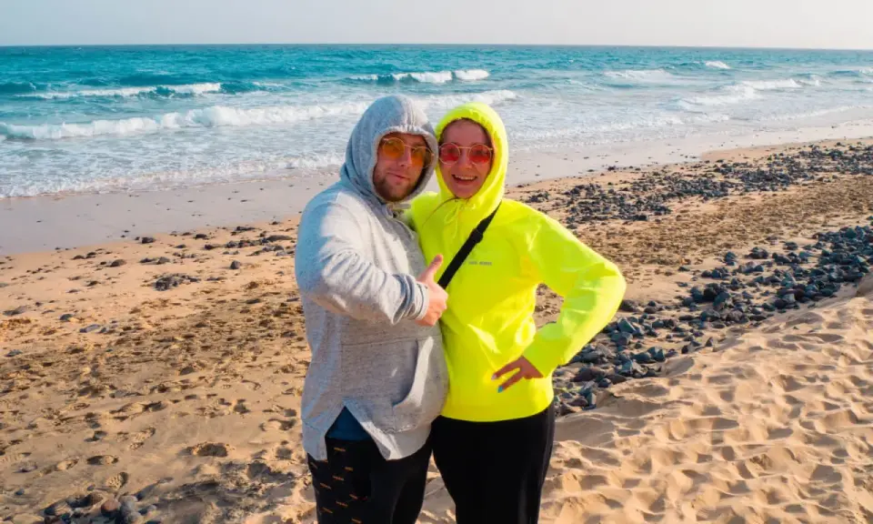 Para na plaży Fuerteventura w styczniu. Pogoda idealna na spacer brzegiem oceanu.