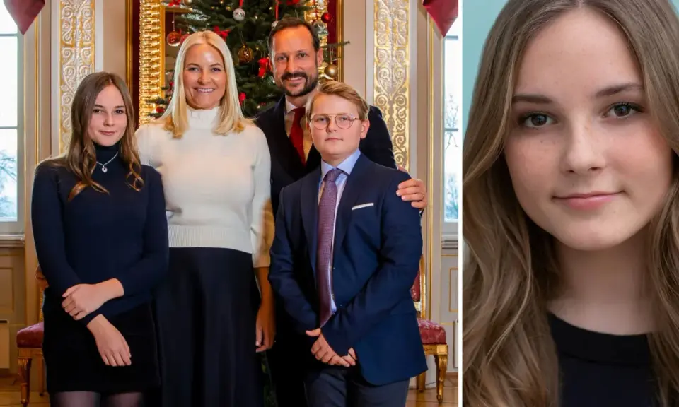 Mette Marit med familjen vid julgranen. Hennes barn, prinsessan Ingrid Alexandra och prins Sverre Magnus, ser glada ut.