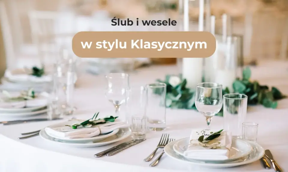 Eleganckie nakrycie stołu na wesele w stylu klasycznym. Biały obrus, szkło, zielone gałązki i menu tworzą wyrafinowaną atmosferę.