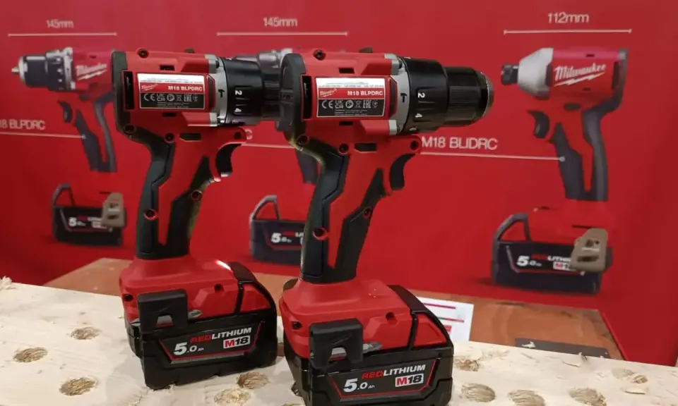 Dos taladros Milwaukee rojos y negros, parte de las marcas alemanas de herramientas, con baterías REDLITHIUM M18.