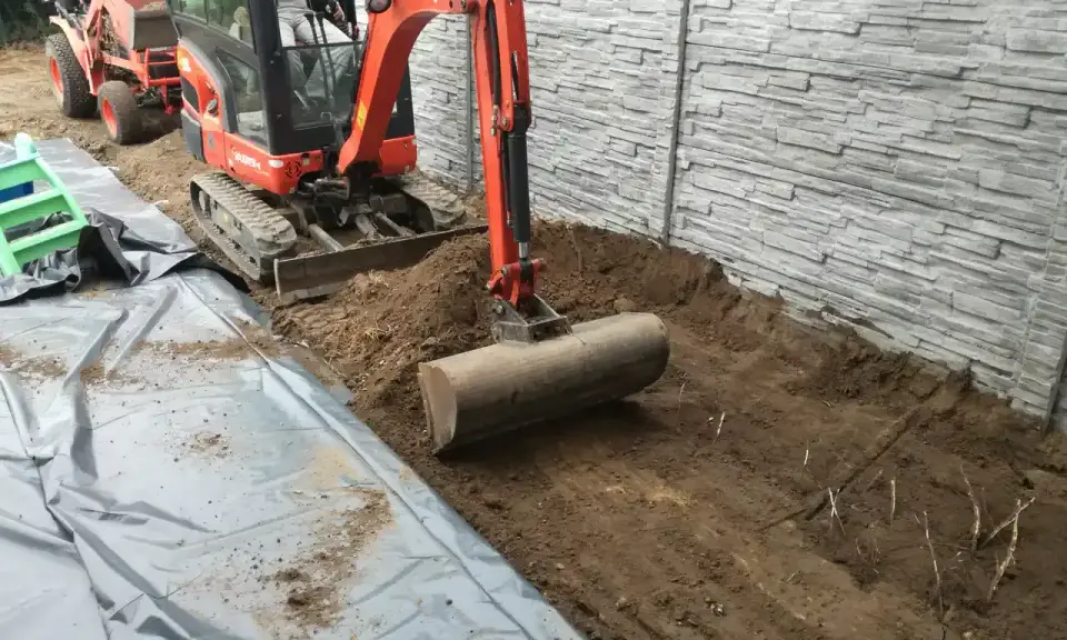 Koparka z walcem przygotowuje teren. To idealny sposób, czym wyrownac ziemie pod budowę lub ogród.