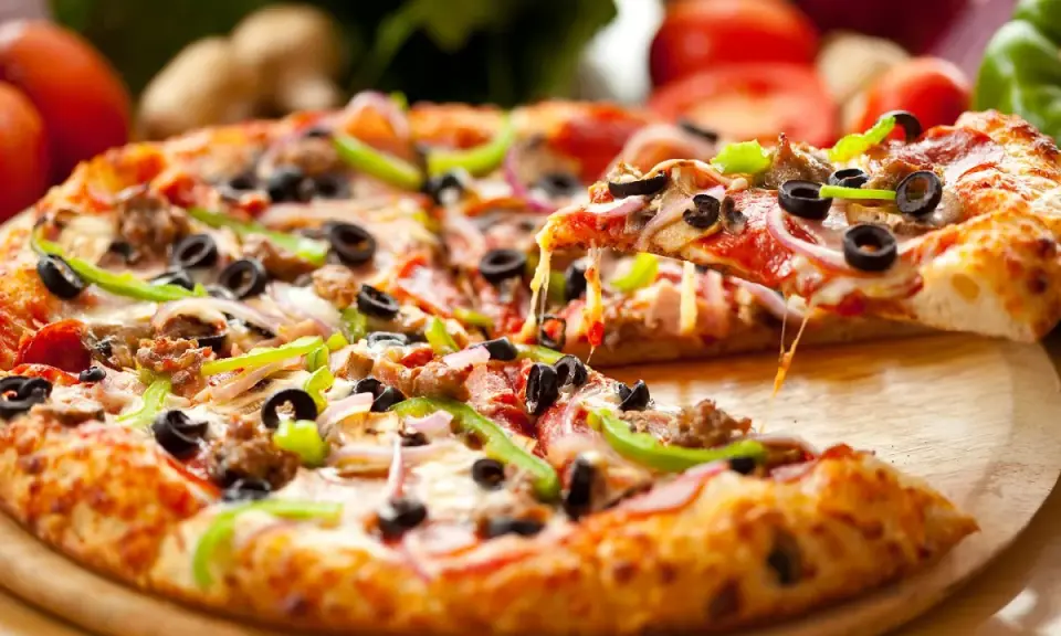 Aromatyczna pizza z mnóstwem dodatków, ciągnącym serem i chrupiącym ciastem. To najlepsza pizza przepis, jaki kiedykolwiek próbowałeś!