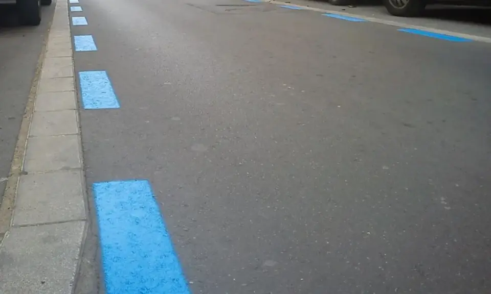 Marcas azules en el asfalto indican zona de aparcamiento regulado. Si no pagaste, así podrías saber si te han multado en zona azul.