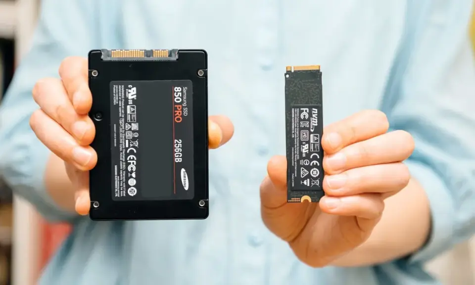 Deux SSD, un 2.5" Samsung 850 PRO 256GB et un M.2 NVMe, pour vous aider à choisir votre SSD.